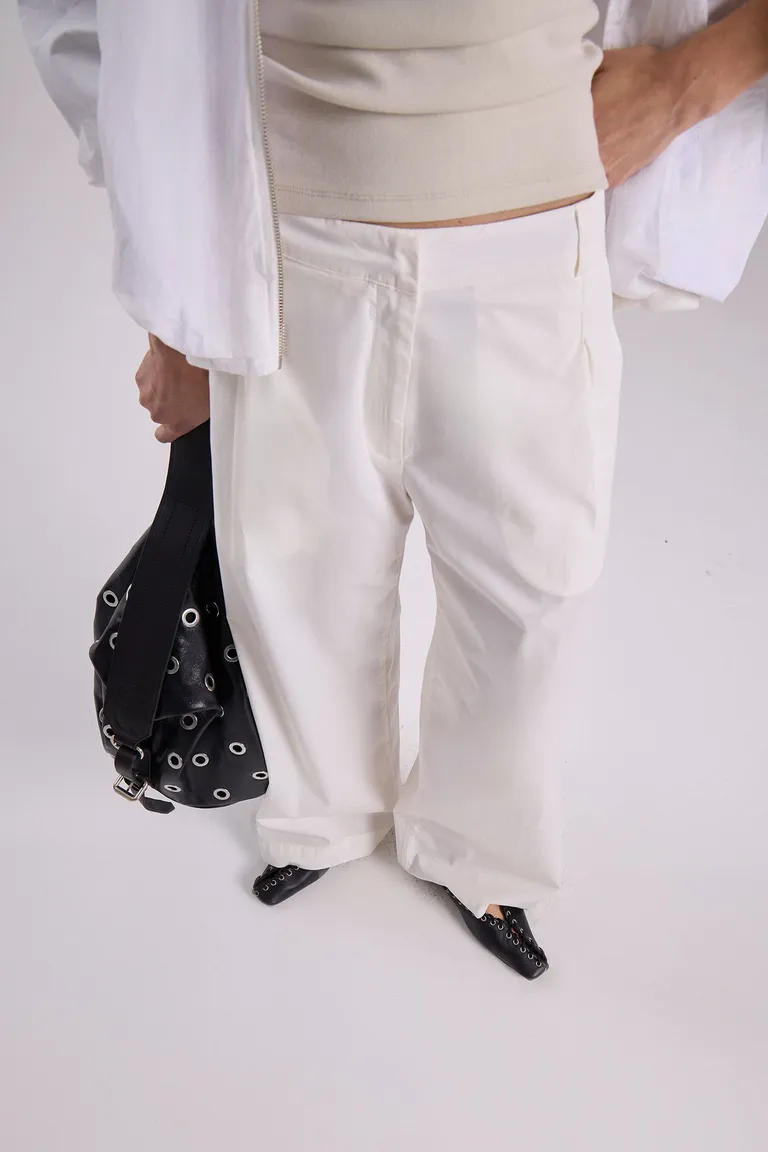 Pantalón de pierna ancha en gabardina liviana de corte elegante y femenino de Maria Cher en Pantalones para argentina