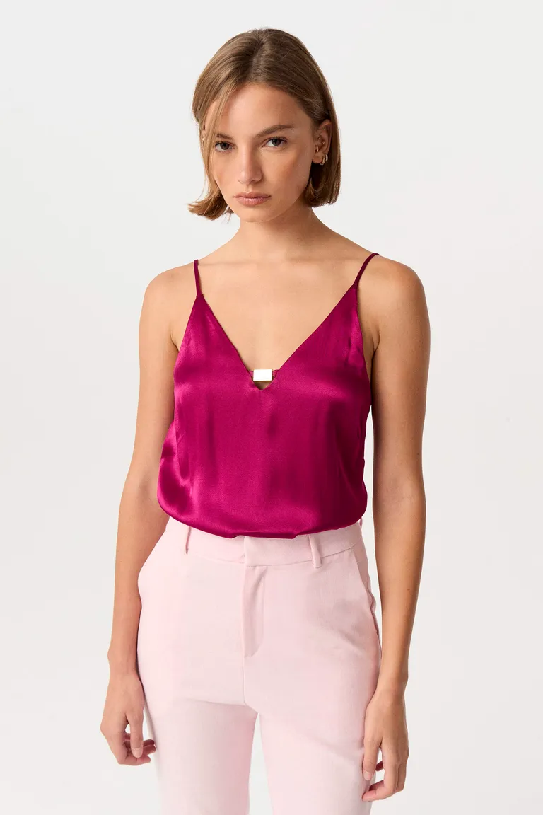 Top de satén de viscosa con escote en V y breteles regulables de Markova en Tops para argentina