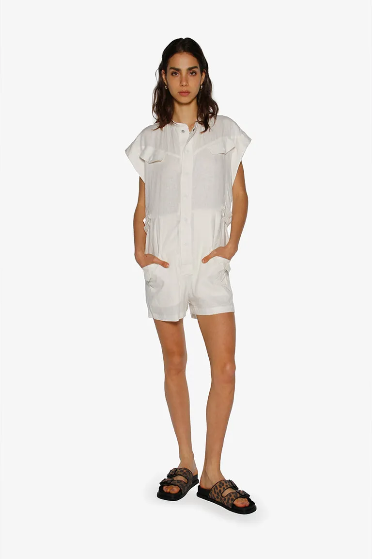 Mono corto de lino blanco con botones snaps personalizados y largo modular de Sofia Sarkany en Monos para argentina