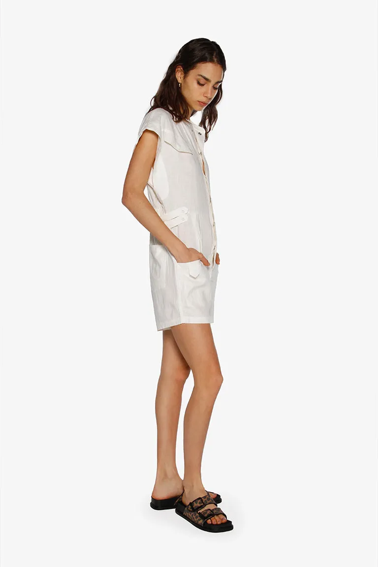Mono corto de lino blanco con botones snaps personalizados y largo modular de Sofia Sarkany en Monos para argentina