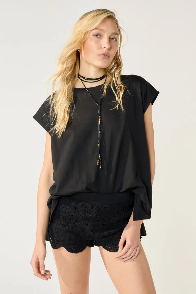 Blusa negra de algodón y viscosa con detalle en la espalda de Cuesta Blanca en Blusas para argentina