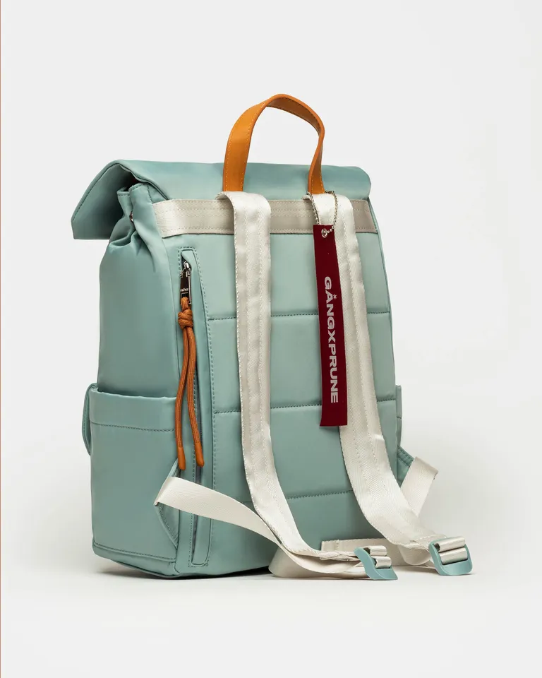 Mochila unisex de nylon con múltiples bolsillos y detalles utilitarios de Prüne en Mochilas para argentina