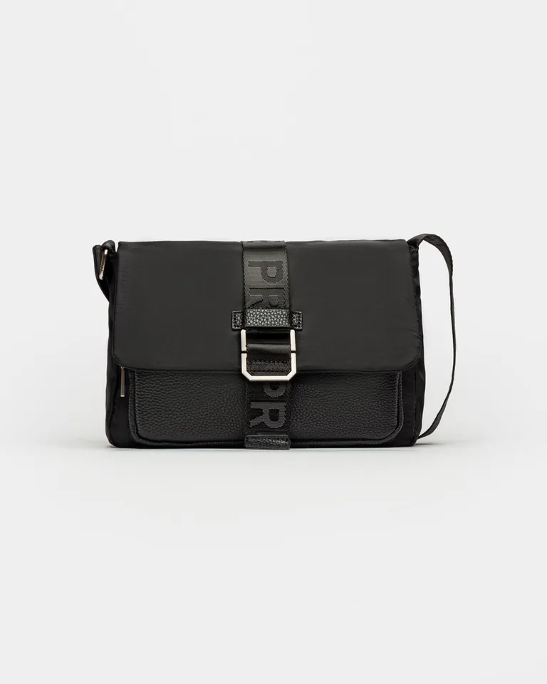 Bandolera moderna de nylon con detalles funcionales y textura efecto cuero de Prüne en Bolsos y Carteras para argentina