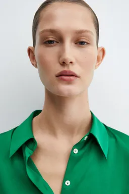 Camisa fluida satinada de Mango en Camisas para argentina