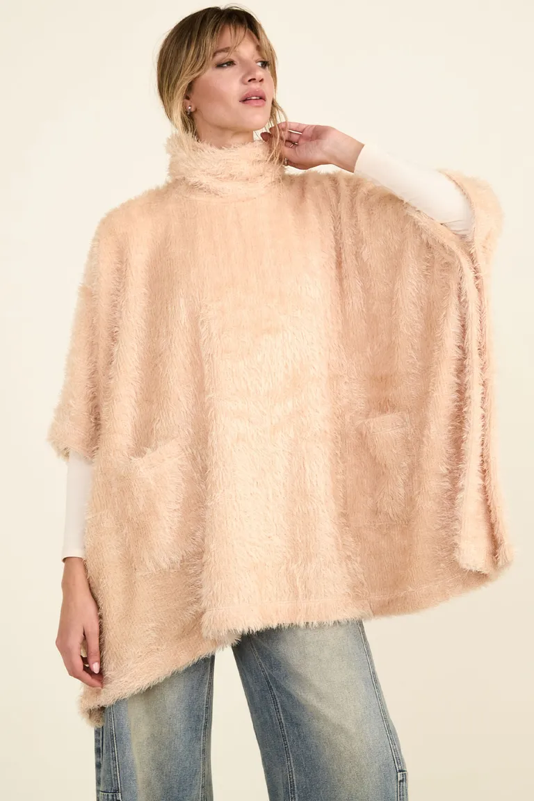 Poncho de mujer con cuello polera alto y bolsillos frontales incorporados de Cuesta Blanca en Capas y Ponchos para argentina