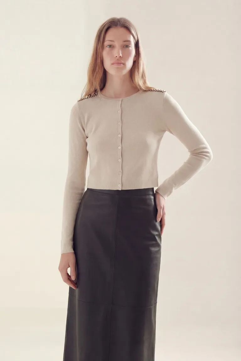 Cardigan de punto con abotonadura frontal y mangas largas de calce entallado de Akiabara en Buzos y Sweaters para argentina