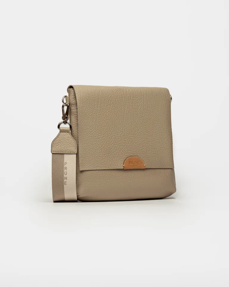 Bandolera olivia de cuero graneado con correa larga y diseño versátil de Prüne en Bolsos y Carteras para argentina