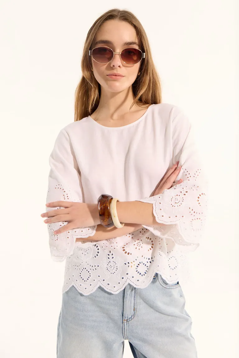 Camisa bordada de manga 3/4 con escote en la base, tejido ligero y de diseño ohnest. de Portsaid en Camisas para argentina