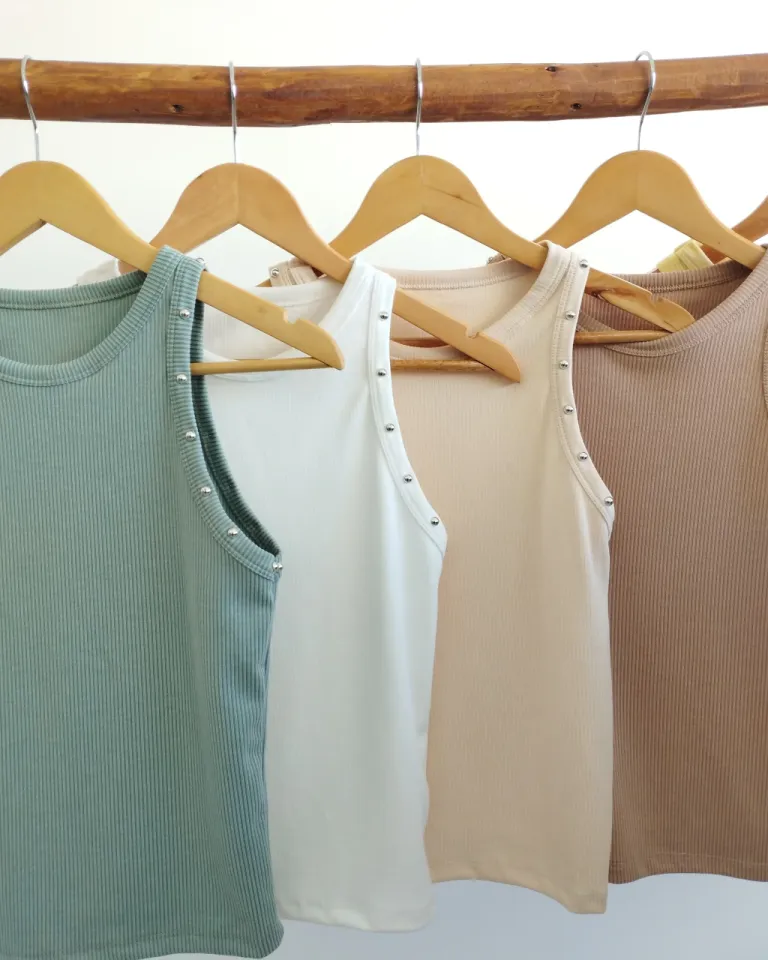 Top gris con detalle de tachas en la sisa, prenda de vestir femenina de estilo moderno de Lemmon en Tops para argentina