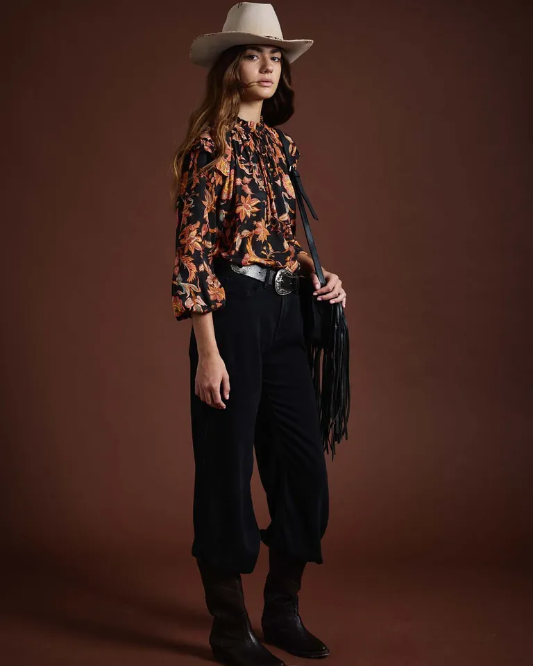 Blusa de mangas largas con volados en hombros, escote con lazos y diseño estampado de Wanama en Blusas para argentina