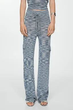 Pantalón punto bolsillos cargo de Mango en Pantalones para argentina