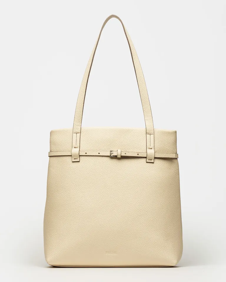 Cartera tote vertical de cuero graneado con diseño estructurado y clasico de Prüne en Bolsos y Carteras para argentina