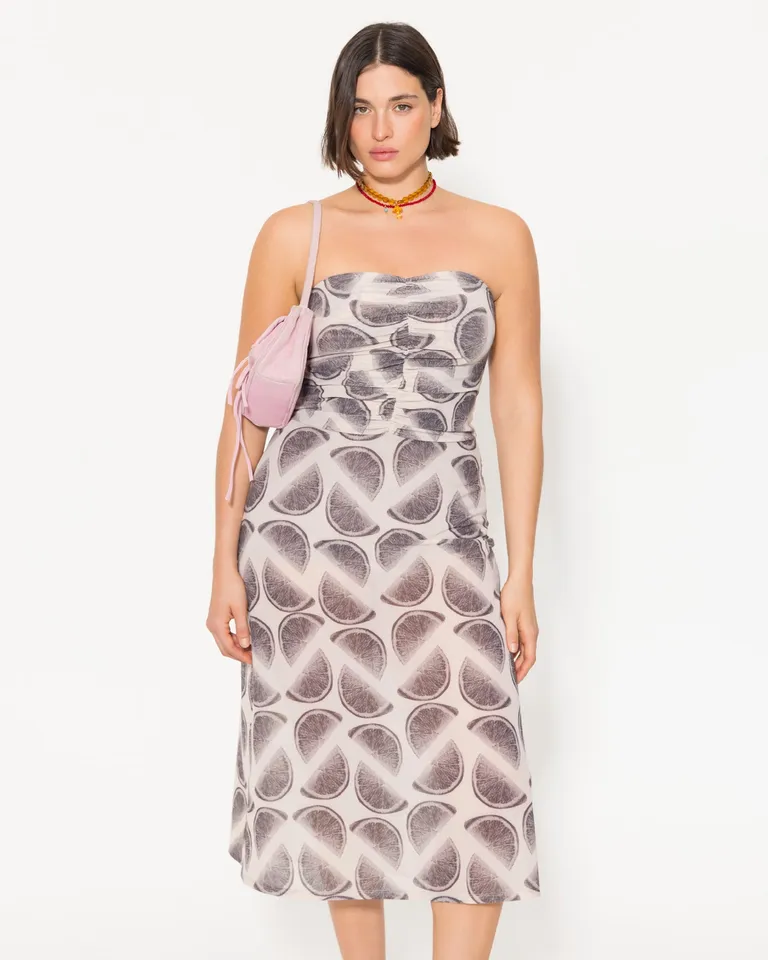 Vestido estampado sin tirantes con frunces en el delantero y cierre metálico en la espalda de Jazmin Chebar en Vestidos para argentina