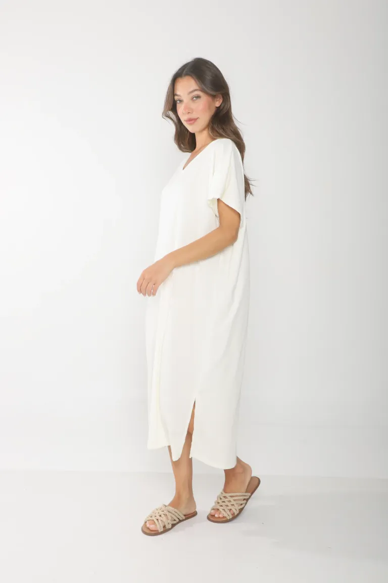 Vestido negro con escote en V y tajo lateral - Diseño elegante y moderno de Belle en Vestidos para argentina