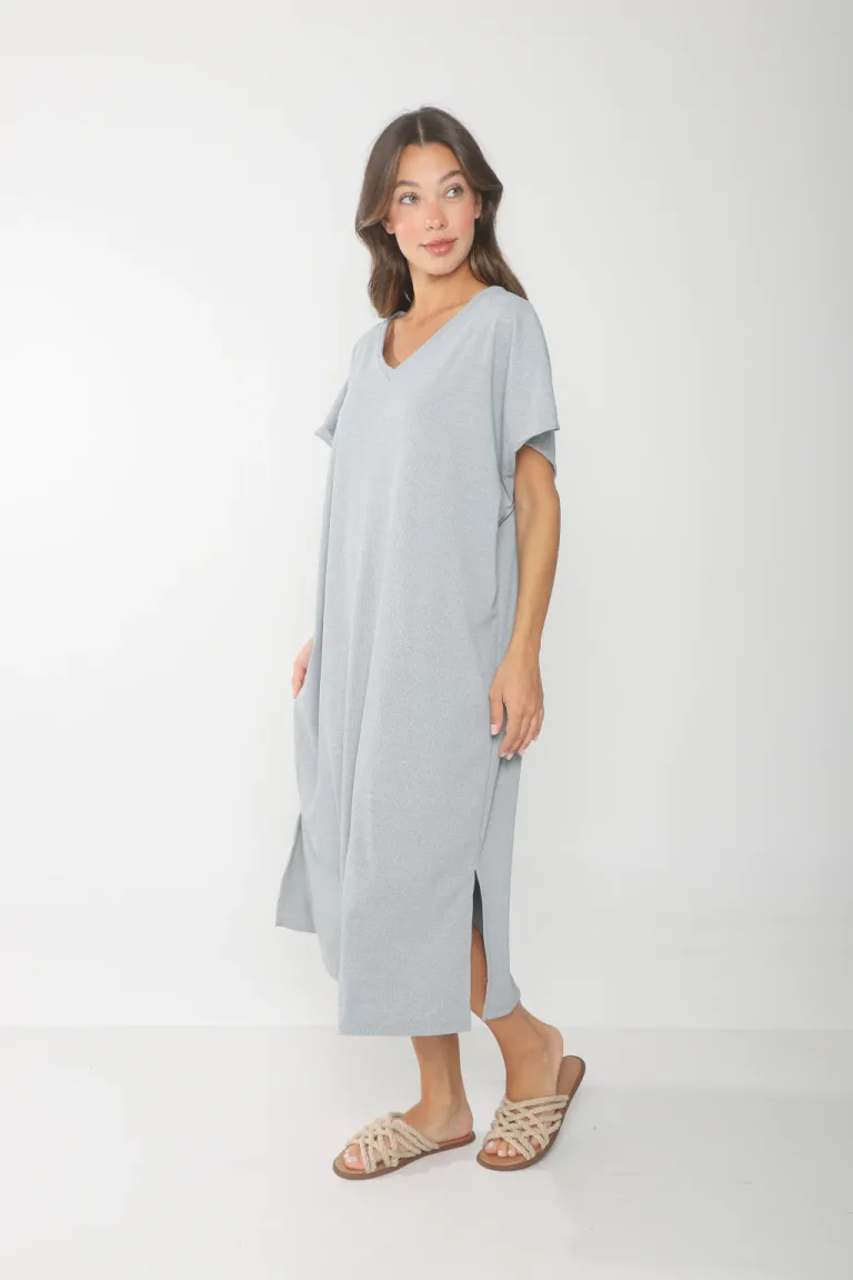 Vestido negro con escote en V y tajo lateral - Diseño elegante y moderno de Belle en Vestidos para argentina