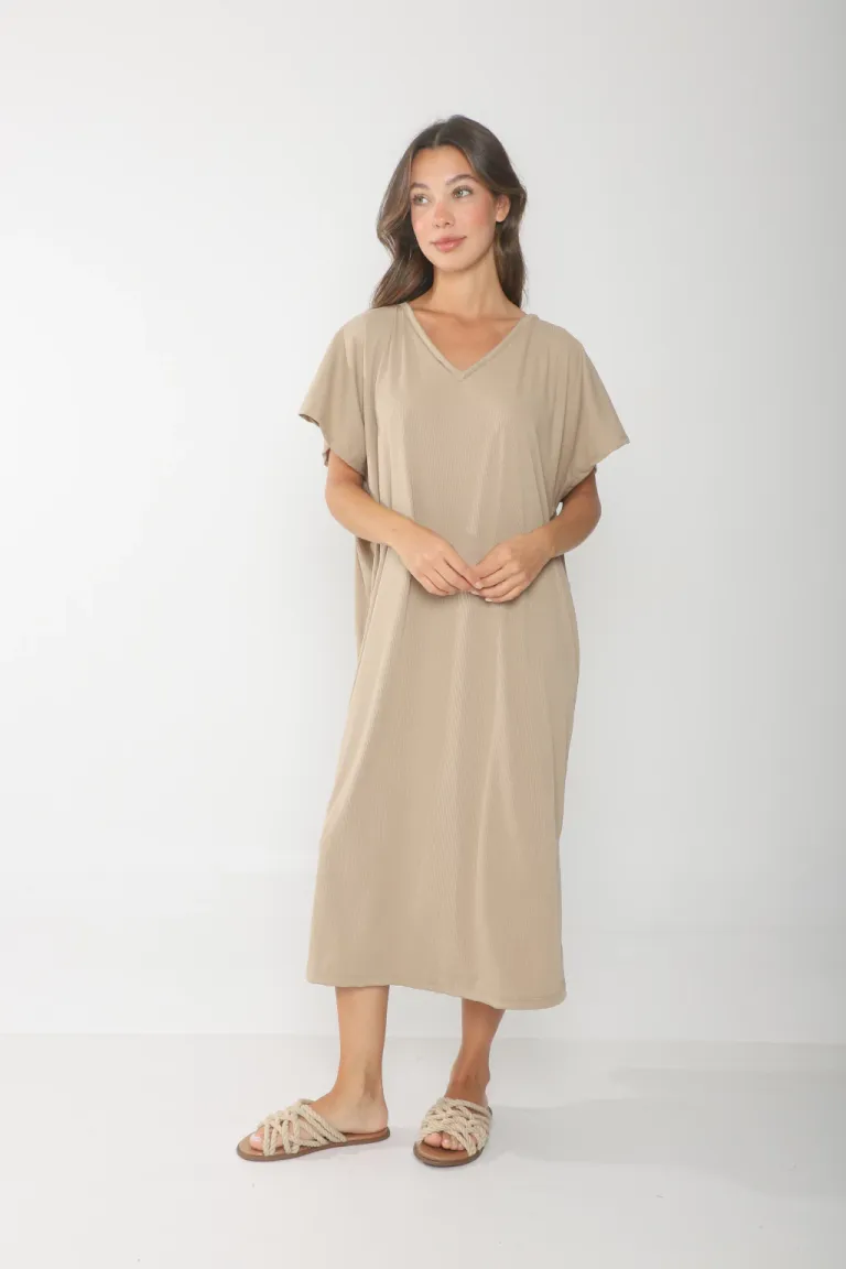 Vestido negro con escote en V y tajo lateral - Diseño elegante y moderno de Belle en Vestidos para argentina