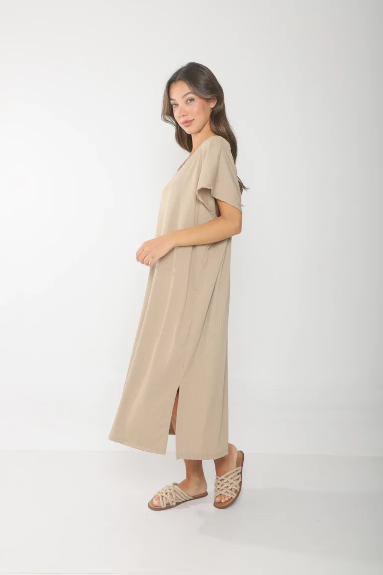 Vestido negro con escote en V y tajo lateral - Diseño elegante y moderno de Belle en Vestidos para argentina