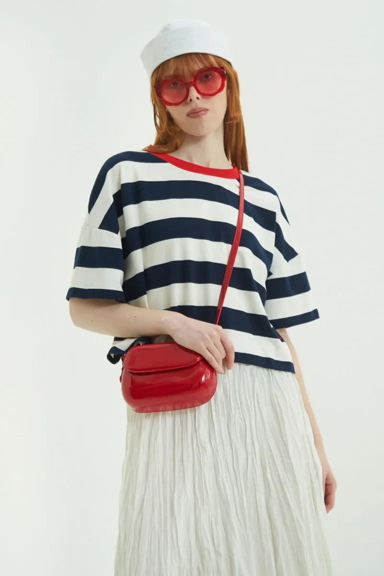 Remera a rayas con bordado de moño y logo - Estilo casual y juvenil de Las Pepas en Remeras para argentina