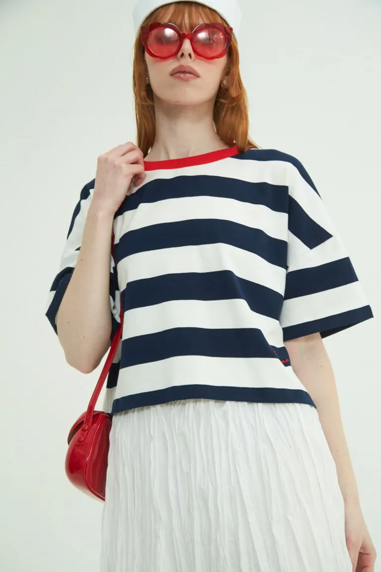 Remera a rayas con bordado de moño y logo - Estilo casual y juvenil de Las Pepas en Remeras para argentina