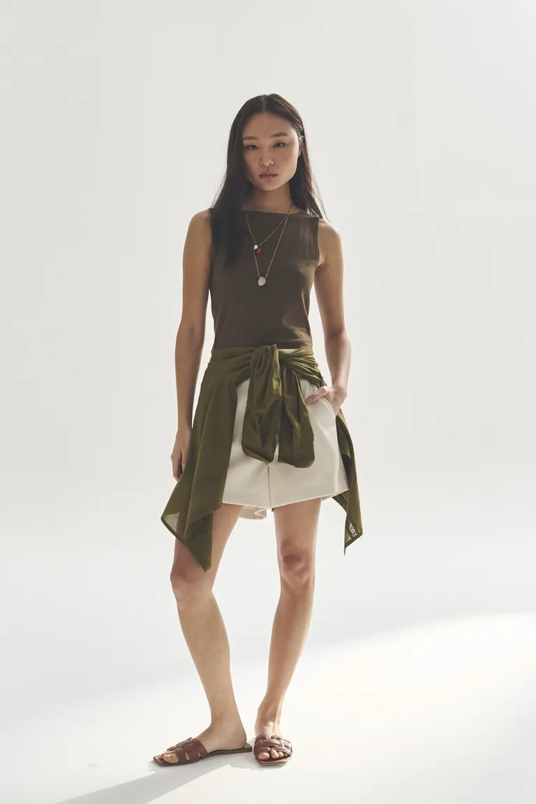 Vestido negro sin mangas con diseño minimalista y elegante de Akiabara en Vestidos para argentina