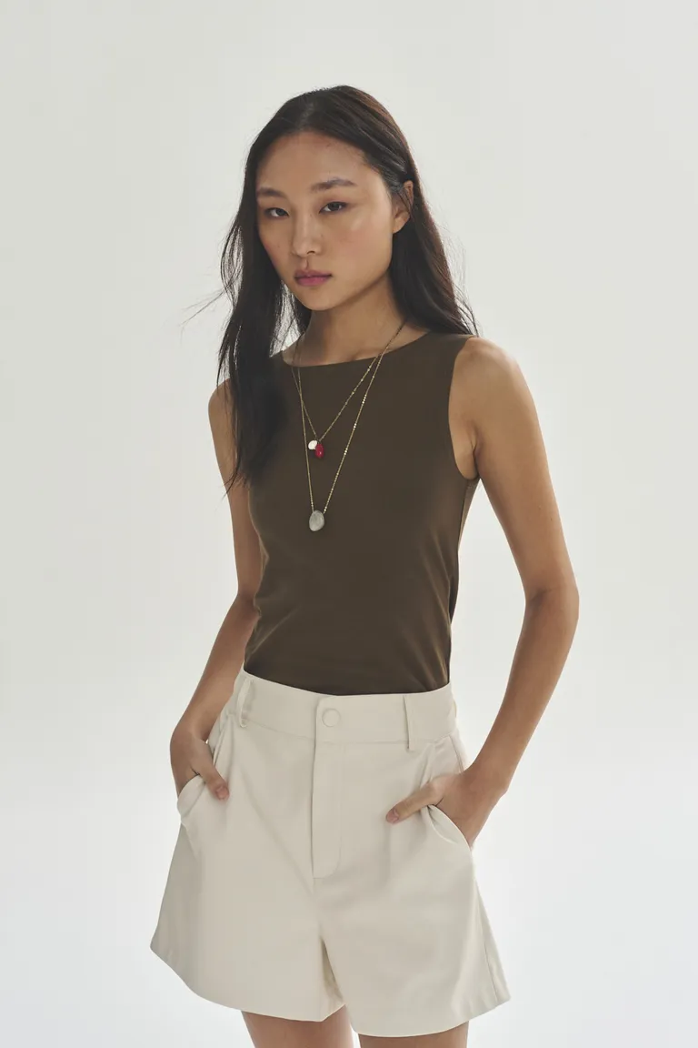 Vestido negro sin mangas con diseño minimalista y elegante de Akiabara en Vestidos para argentina