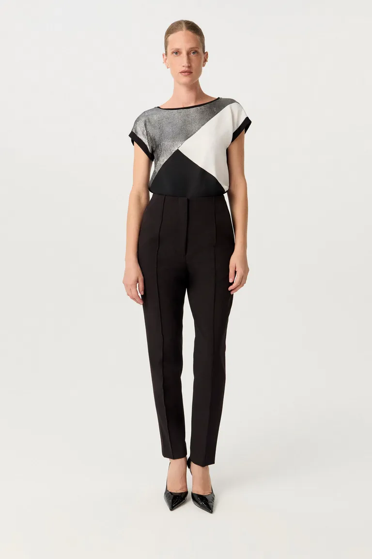 Remera satén y lamé con diseño asimétrico y escote amplio de Markova en Remeras para argentina