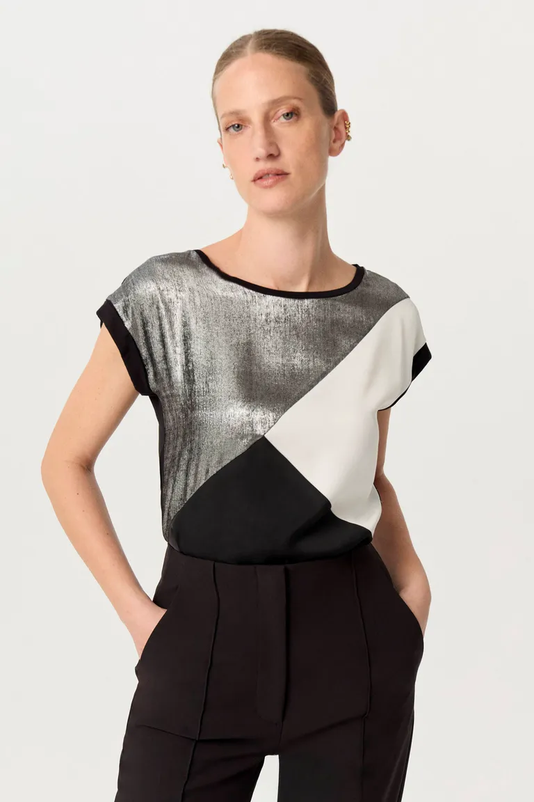 Remera satén y lamé con diseño asimétrico y escote amplio de Markova en Remeras para argentina
