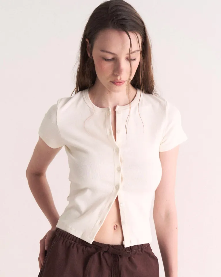 Cardigan blanco con botones a tono - Prenda elegante y versátil para el día a día de Sky en Buzos y Sweaters para argentina