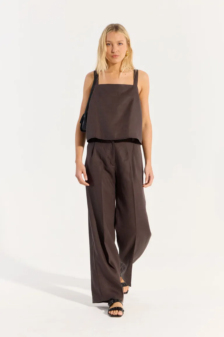 Elegante top de lino en color marrón, ideal para atuendos diurnos frescos y elegantes de Portsaid en Tops para argentina