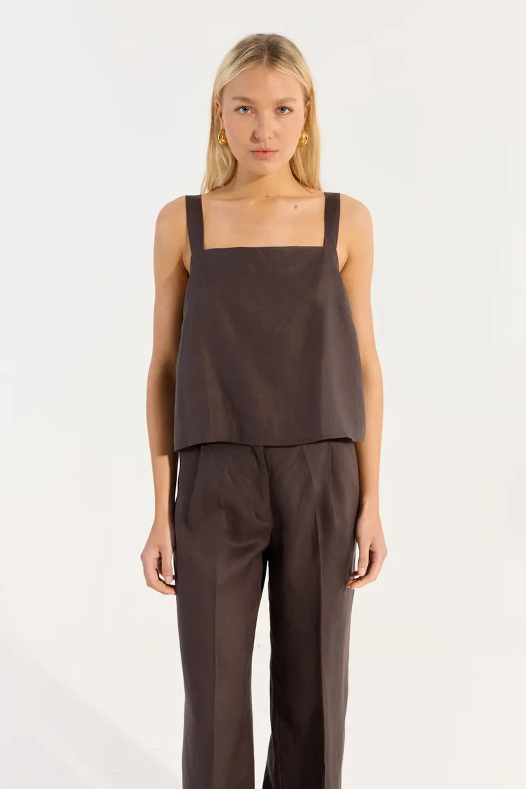 Elegante top de lino en color marrón, ideal para atuendos diurnos frescos y elegantes de Portsaid en Tops para argentina