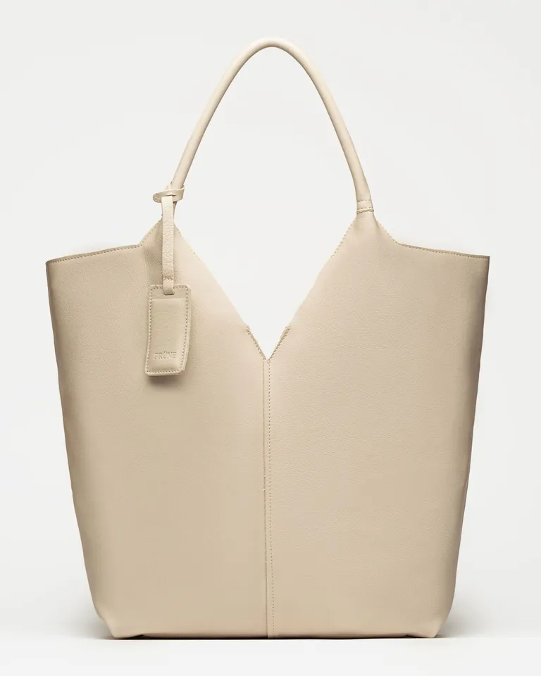 Bolso de cuero liso satinado en tono beige, diseño minimalista y elegante de Prüne en Bolsos y Carteras para argentina