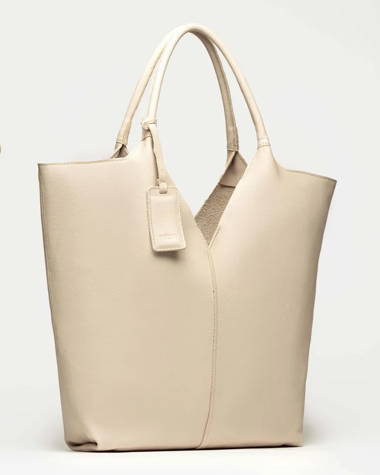 Bolso de cuero liso satinado en tono beige, diseño minimalista y elegante de Prüne en Bolsos y Carteras para argentina