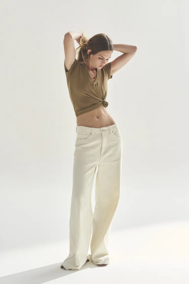 Remera casual de diseño simple y elegante para la mujer moderna de Akiabara en Remeras para argentina