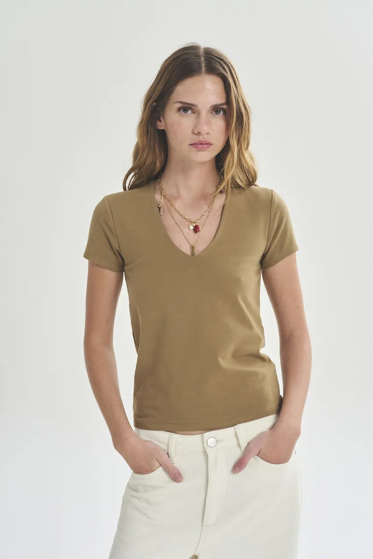 Remera casual de diseño simple y elegante para la mujer moderna de Akiabara en Remeras para argentina