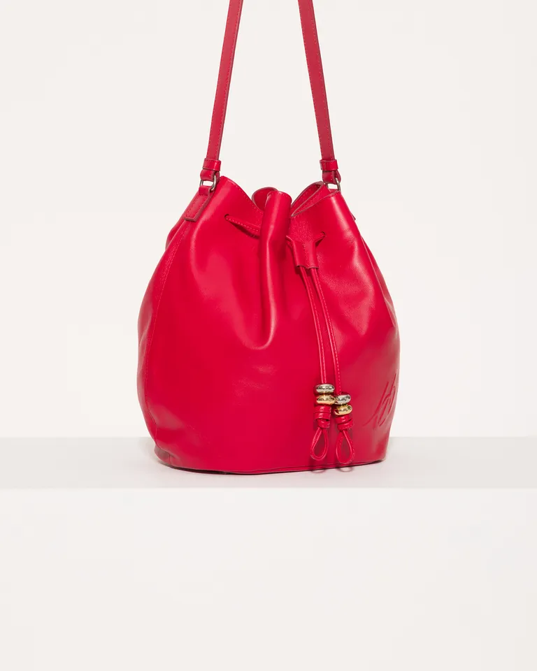 Bolso tipo bucket de gamuza roja con detalles metálicos y cierre interior de Jazmin Chebar en Bolsos y Carteras para argentina