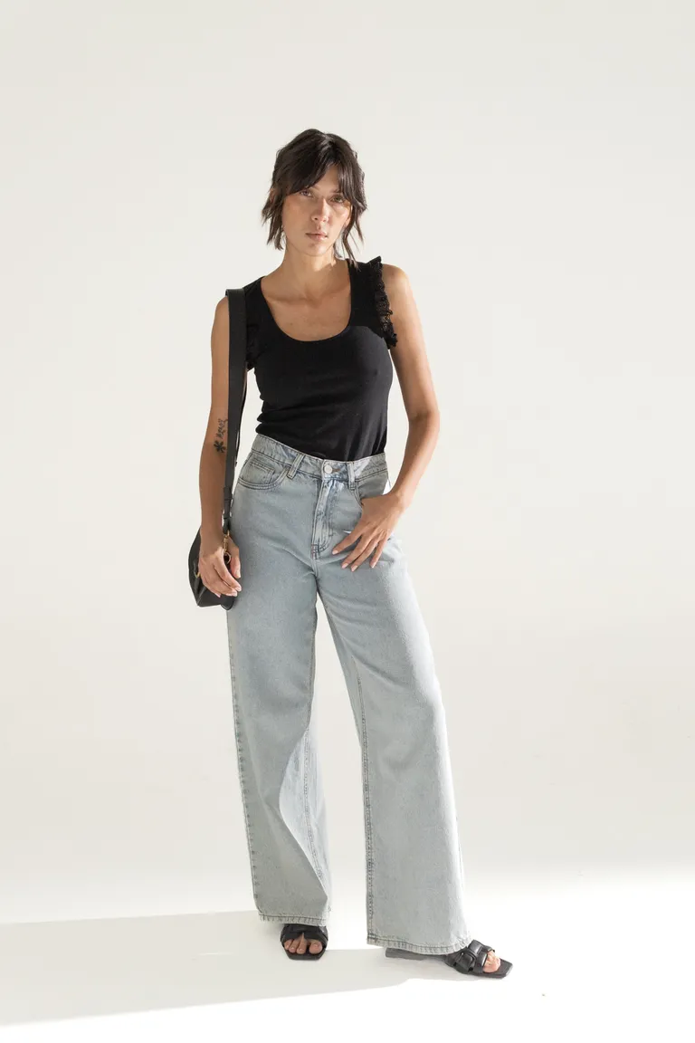 Cómoda y elegante musculosa negra de corte básico para mujer de Akiabara en Remeras para argentina