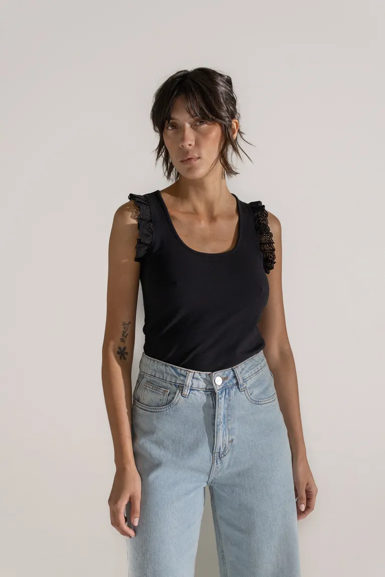 Cómoda y elegante musculosa negra de corte básico para mujer de Akiabara en Remeras para argentina