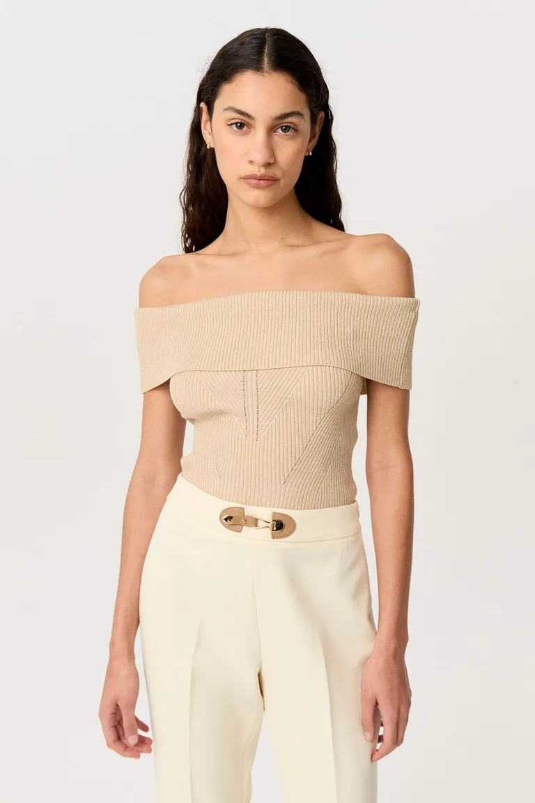 Top de punto con escote barco y brillo sutil para una apariencia elegante y moderna de Markova en Tops para argentina