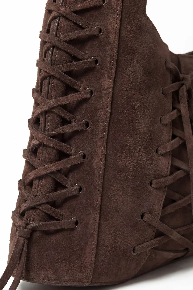 Cartera de hombro con detalles de cordones entrelazados laterales y correa integrada de Maria Cher en Bolsos y Carteras para argentina