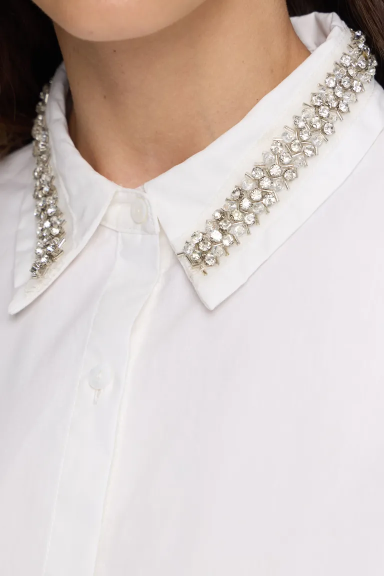 Camisa con cuello decorado con pedrería y mangas voluminosas de Cuesta Blanca en Camisas para argentina