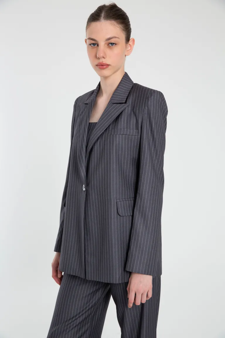 Blazer elegante de corte formal en gris para un estilo sofisticado de Naíma en Blazers para argentina