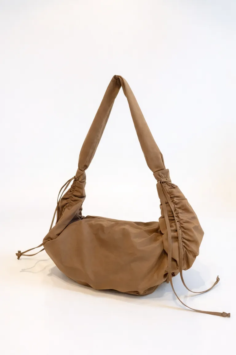 Cartera de hombro con diseño fruncido lateral y cierre superior de Maria Cher en Bolsos y Carteras para argentina