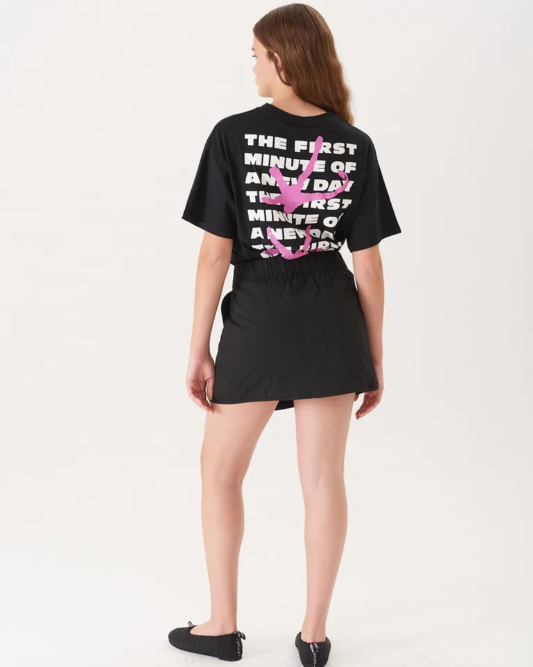 Remera de corte amplio con cuello redondo y manga corta con estampa frontal minimalista de Furzai en Remeras para argentina