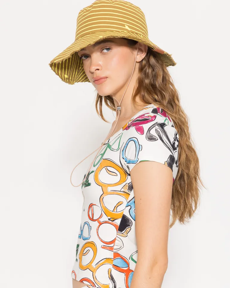 Sombrero de ala ancha en tono amarillo, el complemento ideal para tus looks de verano de Jazmin Chebar en Gorros y Sombreros para argentina