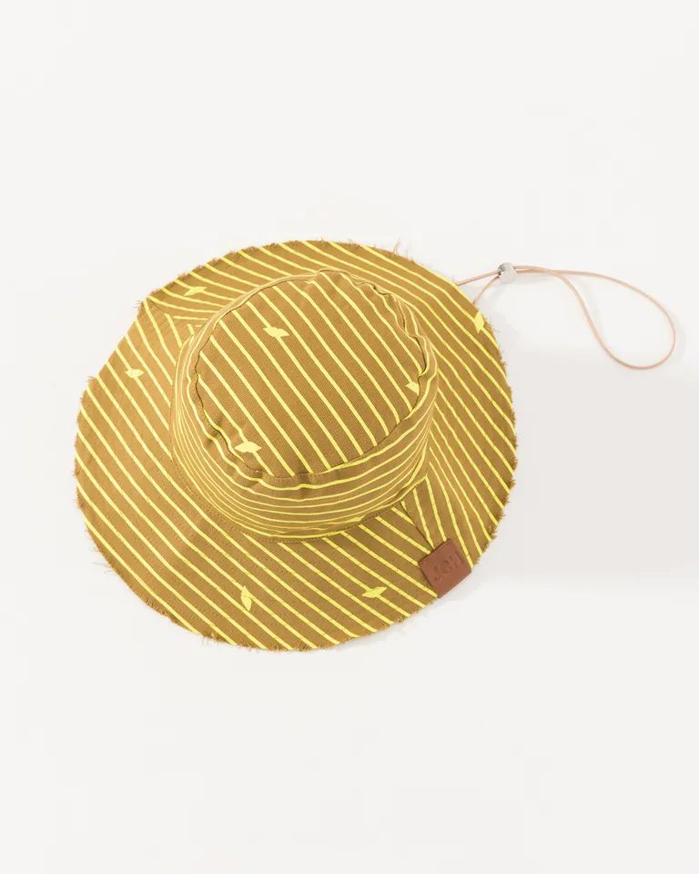 Sombrero de ala ancha en tono amarillo, el complemento ideal para tus looks de verano de Jazmin Chebar en Gorros y Sombreros para argentina