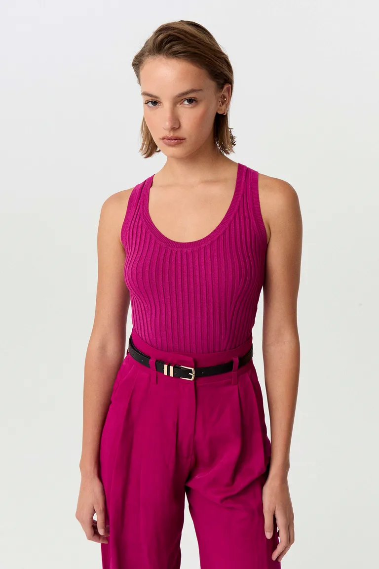 Top tejido en punto acanalado en tono rosa con escote en U y calce anatómico de Markova en Tops para argentina