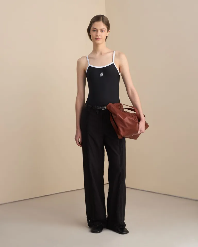 Mono negro de diseño minimalista y líneas depuradas de Prüne en Monos para argentina