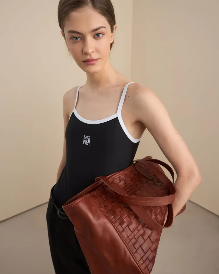 Mono negro de diseño minimalista y líneas depuradas de Prüne en Monos para argentina