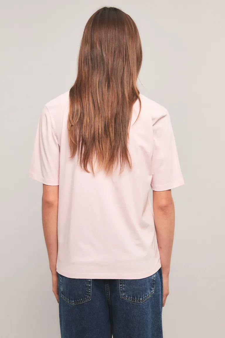 Remera de corte amplio con cuello redondo, manga corta y detalle bordado en el frente de Kosiuko en Remeras para argentina