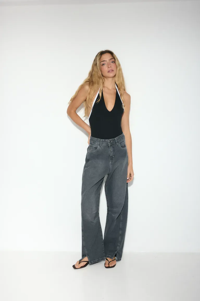 Body negro con escote en V y detalle halter en la espalda para mujer de Audaz en Bodies para argentina